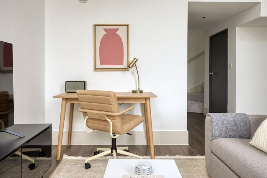 Luxe Hackney Duplex 1BR, nr Cambridge Heath Station, by Blueground