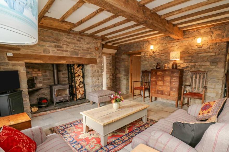 PEN BONT HOME FARM, pet friendly, with open fire in Builth Wells