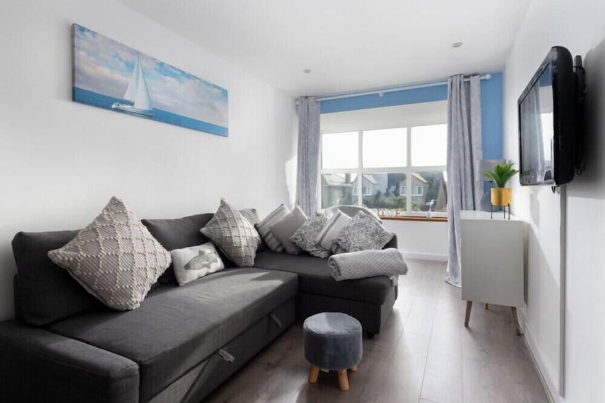 Seabreeze Newquay 2 min walk to beach, private parking on a quiet road