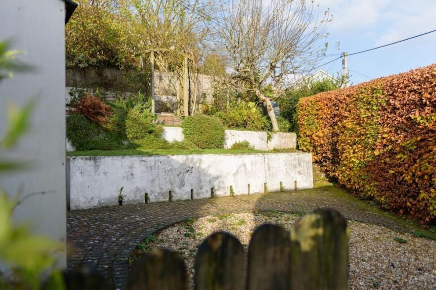 Large 4 Bed Home with Stunning River Views, Private Garden & Parking - Sleeps 8!