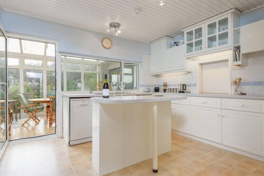 Large 4 Bed Home with Stunning River Views, Private Garden & Parking - Sleeps 8!