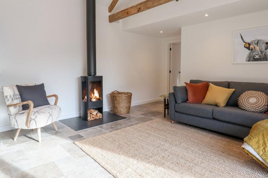 NO 1 CADDAFORD BARNS, family friendly in Buckfastleigh