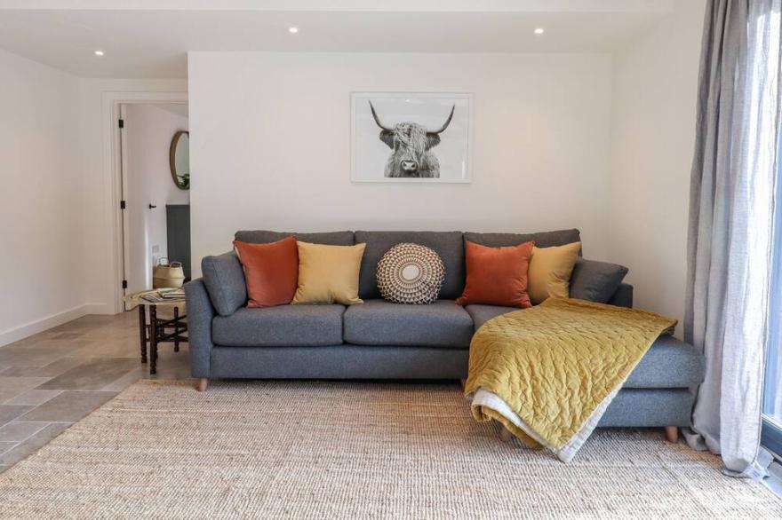 NO 1 CADDAFORD BARNS, family friendly in Buckfastleigh