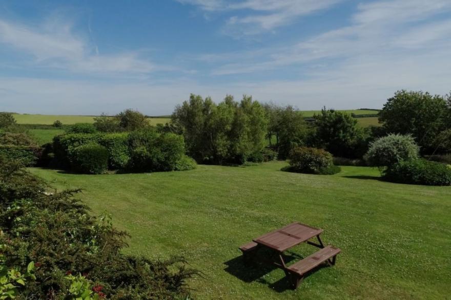 ST AUBYN COTTAGE, pet friendly, with a garden in Noss Mayo