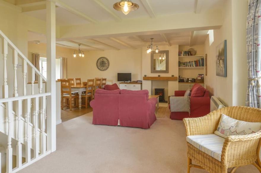 ST AUBYN COTTAGE, pet friendly, with a garden in Noss Mayo