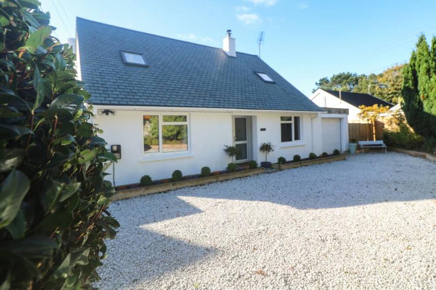 CRAYBOURNE, family friendly, luxury holiday cottage in Constantine