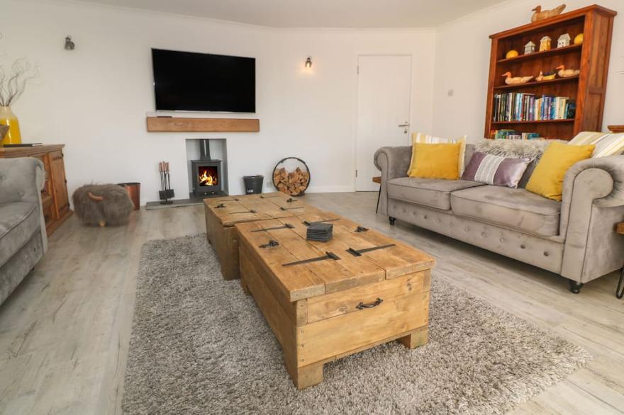 CRAYBOURNE, family friendly, luxury holiday cottage in Constantine