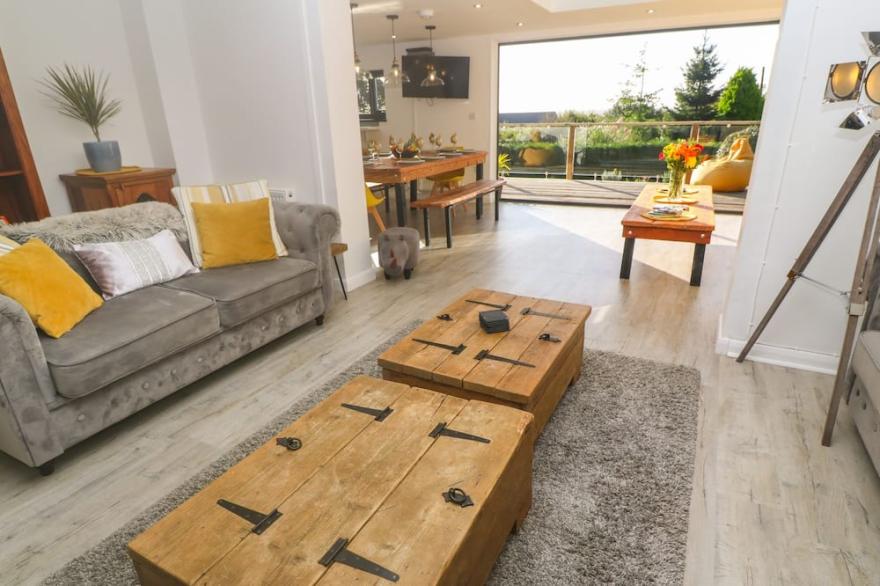 CRAYBOURNE, family friendly, luxury holiday cottage in Constantine