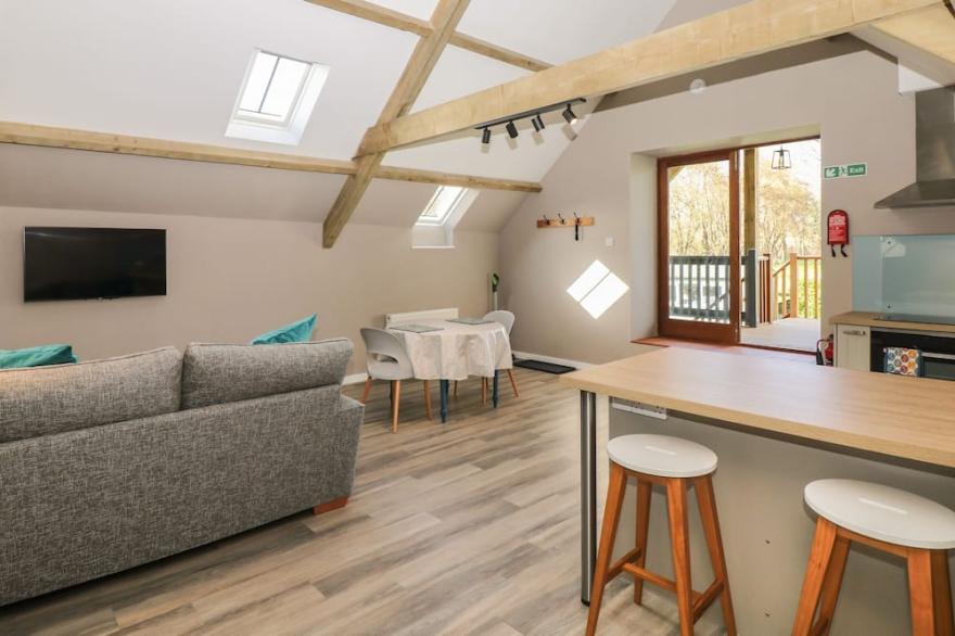 CHERRYWOOD BARN, pet friendly, with a garden in South Petherton
