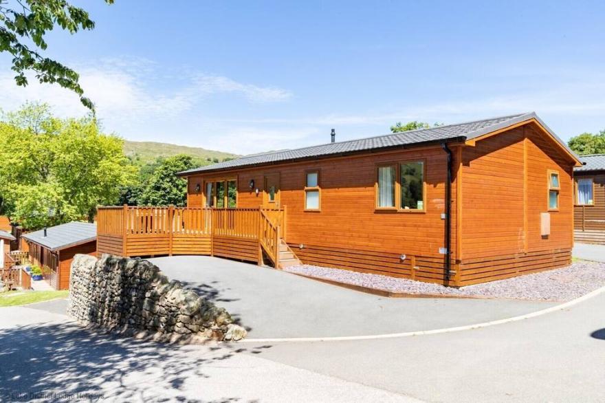 SUNNYBANK LODGE, family friendly, with a garden in Windermere