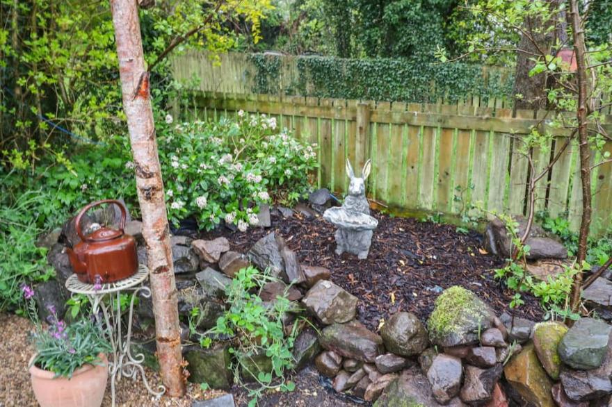 WONDERLAND COTTAGE, pet friendly, with open fire in Newburgh, Fife