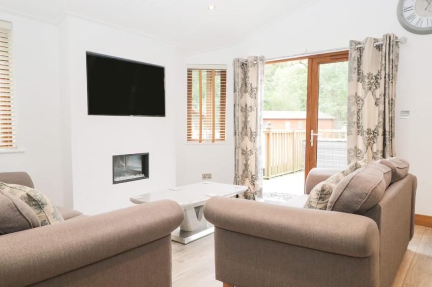 EASEDALE LODGE, pet friendly, with hot tub in Windermere