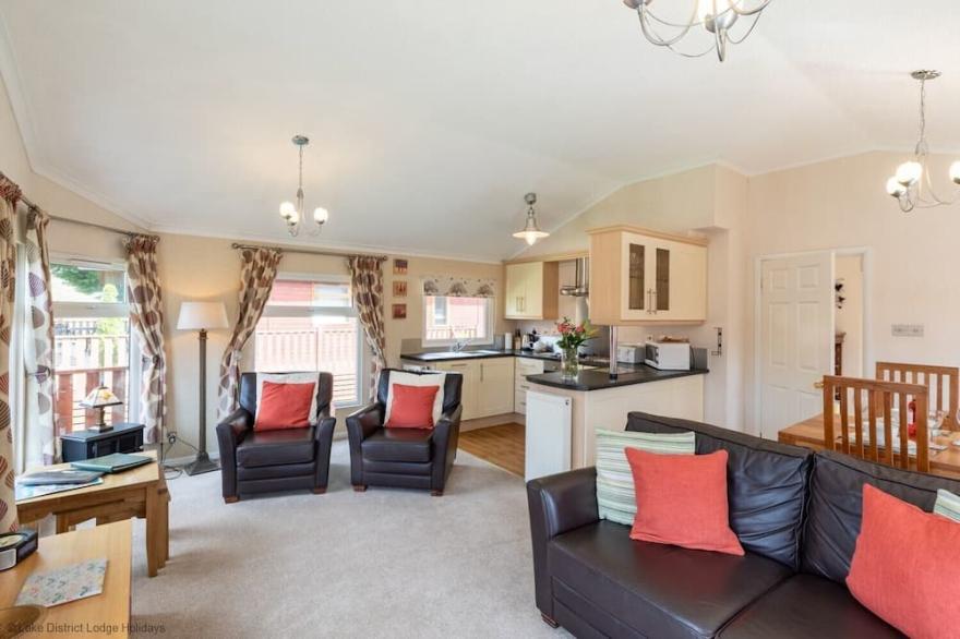 HIDEAWAY LODGE, pet friendly, with a garden in Windermere