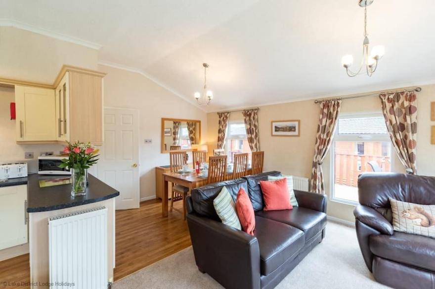 HIDEAWAY LODGE, pet friendly, with a garden in Windermere