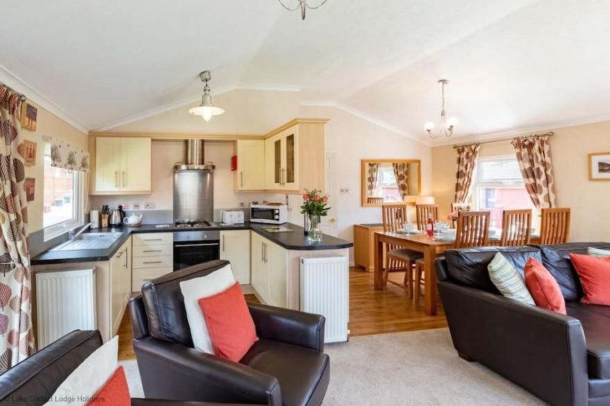 HIDEAWAY LODGE, pet friendly, with a garden in Windermere