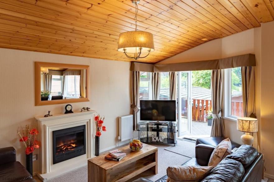 BIRTHWAITE LODGE, pet friendly, with a garden in Windermere