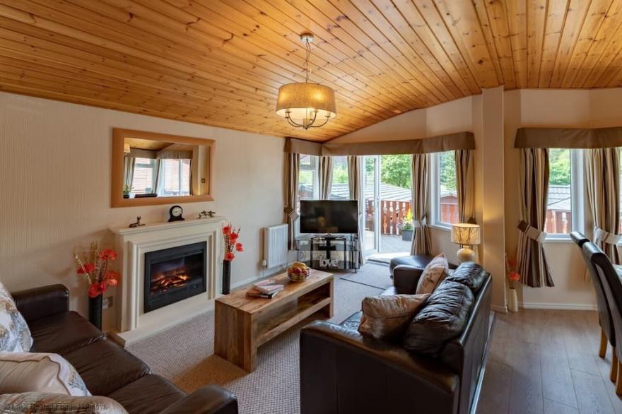 BIRTHWAITE LODGE, pet friendly, with a garden in Windermere