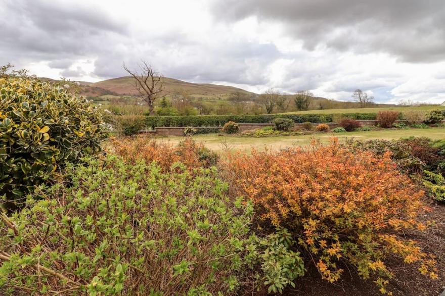 DALE VIEW, pet friendly, character holiday cottage in Cockermouth