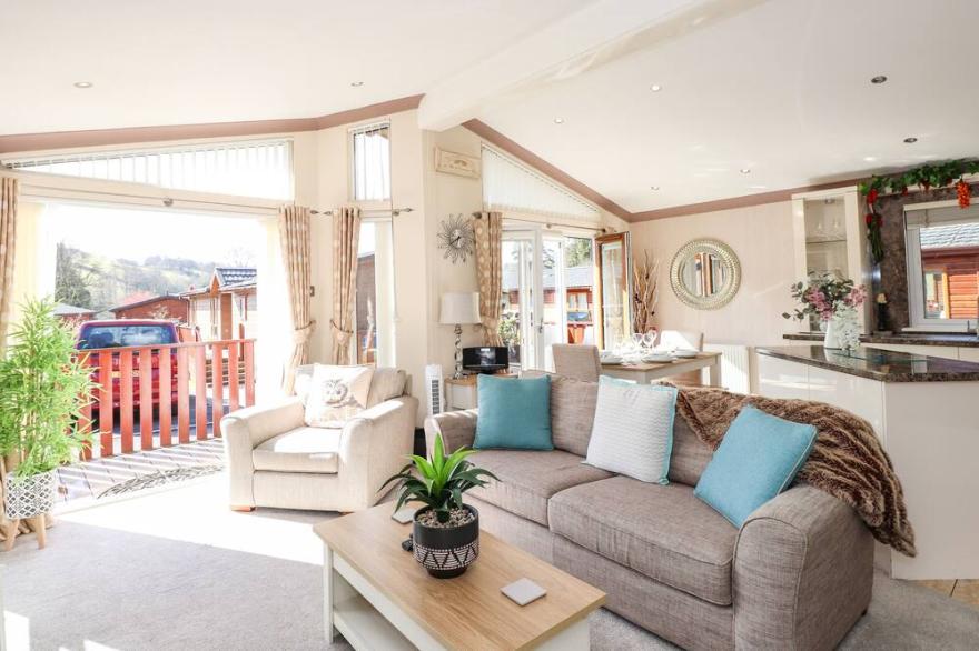 VALLEY VIEW LODGE, family friendly, with a garden in Windermere