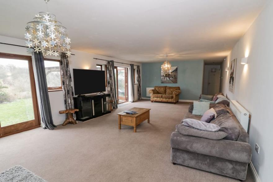 SHATTERFORD LAKES, family friendly, with hot tub in Shatterford