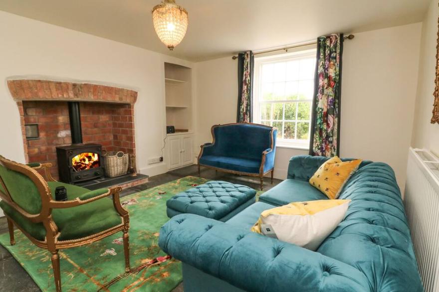 LANGFORD BARTON, pet friendly, with open fire in Widemouth Bay