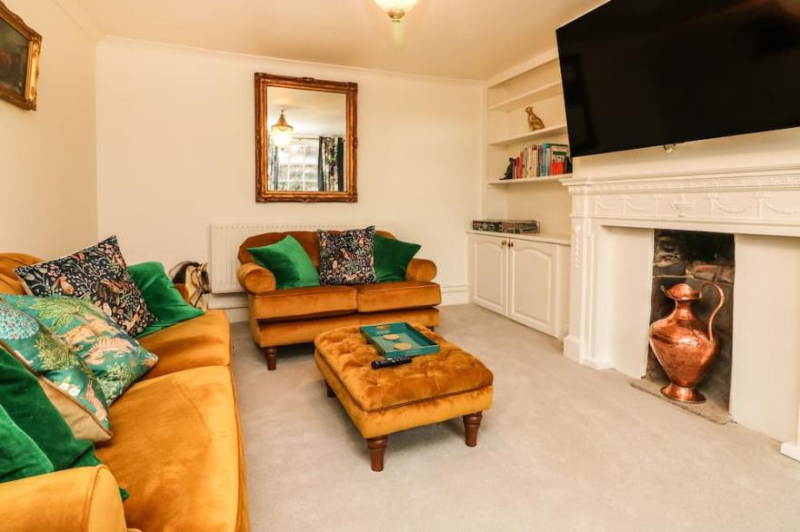LANGFORD BARTON, pet friendly, with open fire in Widemouth Bay