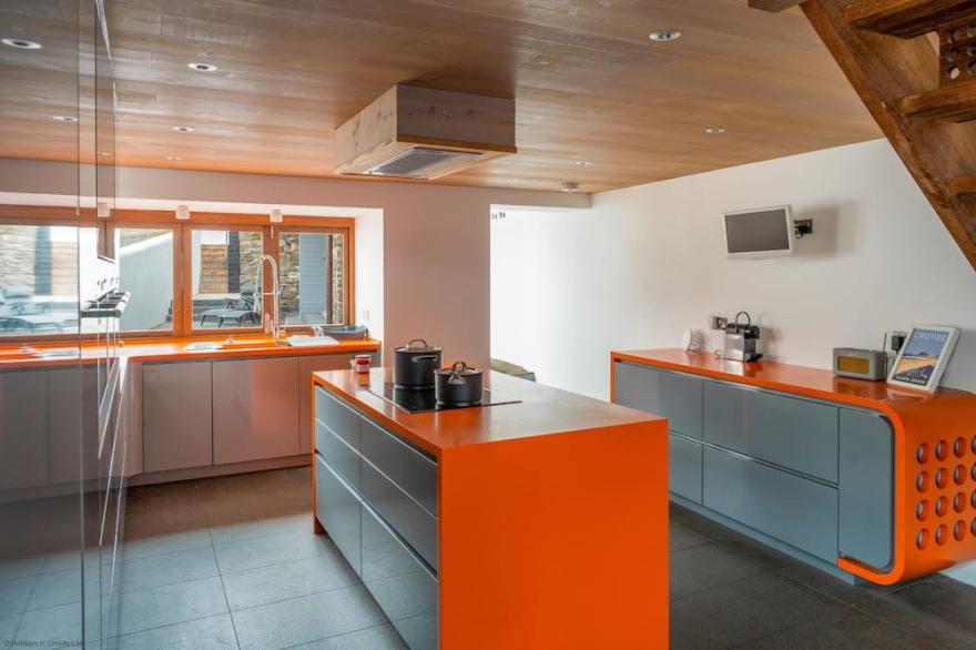 Croyde Barn, Sleeps 9,Hot Tub, Pets