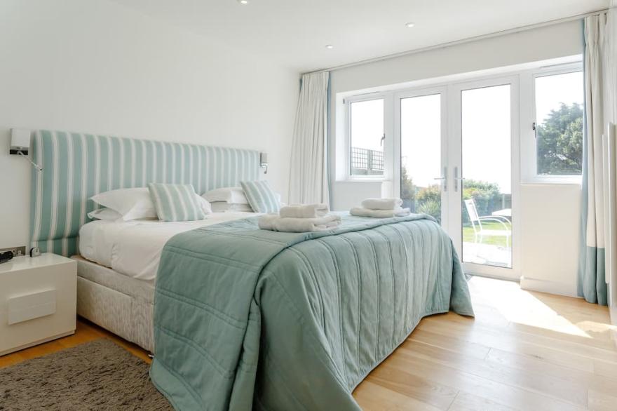 Luxury property Sleeps 8 - Sea views & hot tub - 200m from beach!