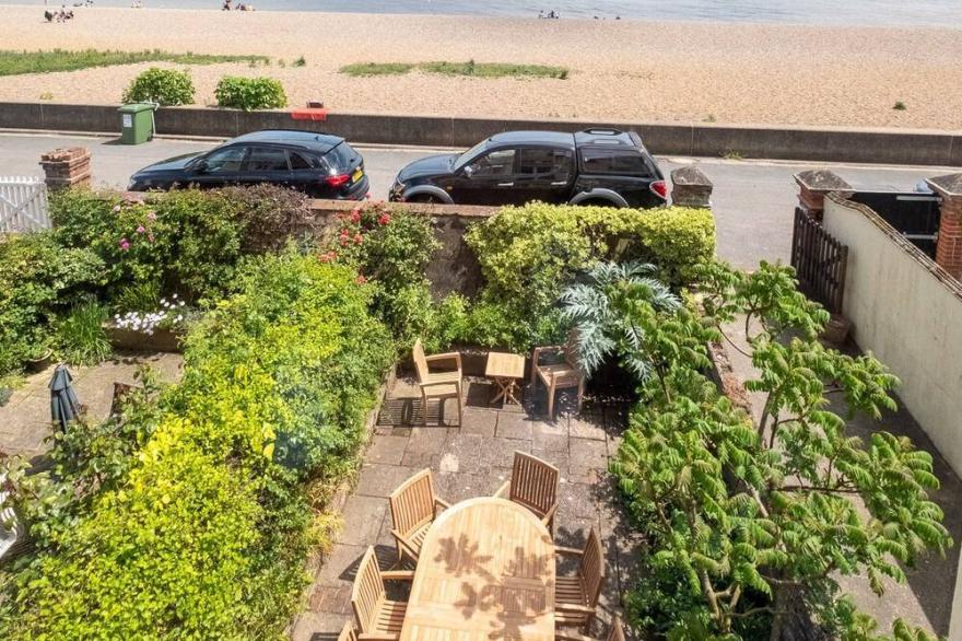 Stoney Beach - sleeps 12 guests  in 5 bedrooms