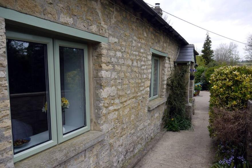 Cosy Stone Cottage - The Bungalow Perrotts Brook - Detached, parking, wifi.