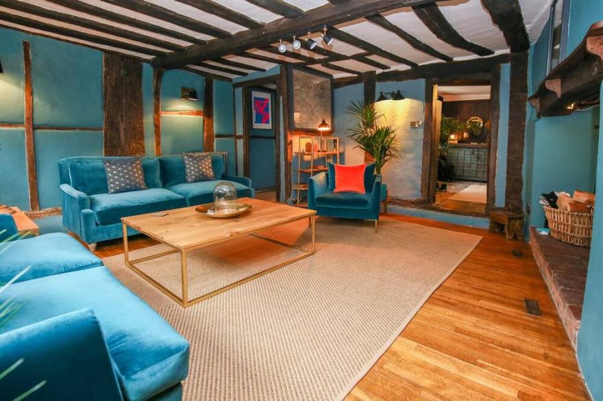 3 MASONS COURT, family friendly in Stratford-Upon-Avon