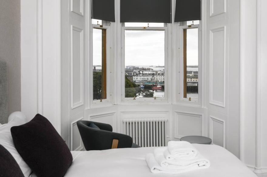 A lews castle that sleeps 6 guests  in 3 bedrooms