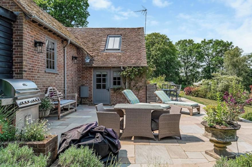 2 bedroom accommodation in Ewhurst, near Cranleigh