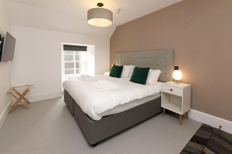Saeforth North - A lews castle that sleeps 2 guests  in 1 bedroom