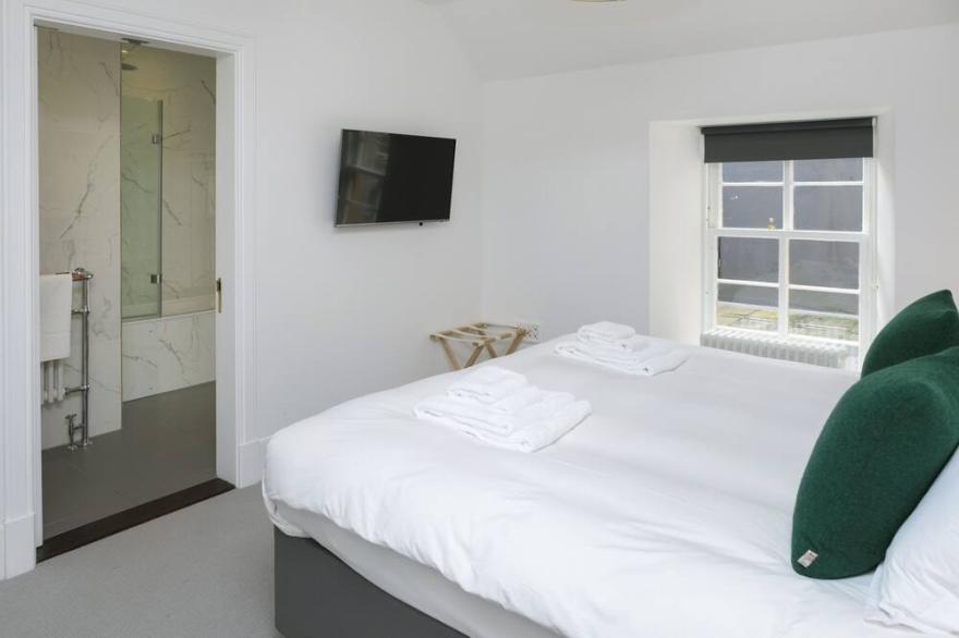 Saeforth North - A lews castle that sleeps 2 guests  in 1 bedroom