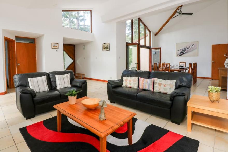 1 ALEUTIA GARDENS, family friendly, with hot tub in Thetford