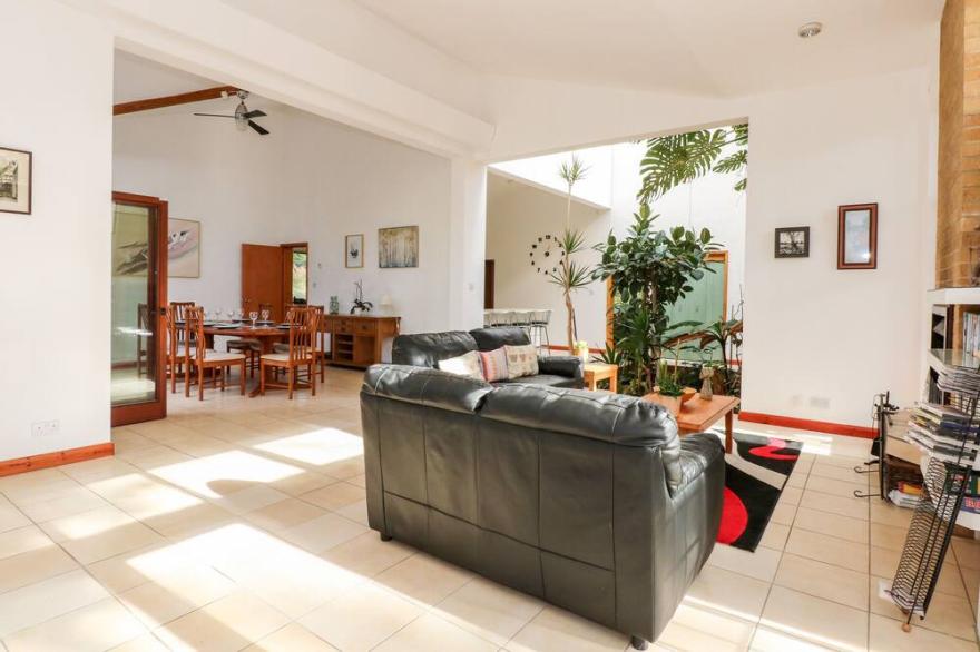 1 ALEUTIA GARDENS, family friendly, with hot tub in Thetford