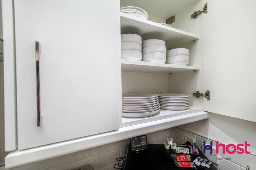 Trendy 2BR | Cathedral View | Baltic Mkt | parking