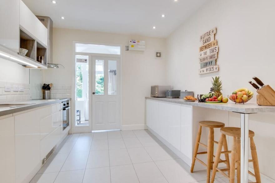 Dilly Dally - Four Bedroom House, Sleeps 8