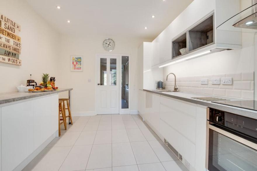 Dilly Dally - Four Bedroom House, Sleeps 8