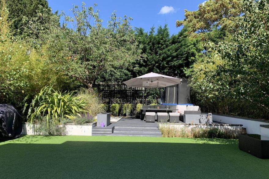 Wimbledon Modern Home Sleeps 8-10 with Air Conditioning & own parking