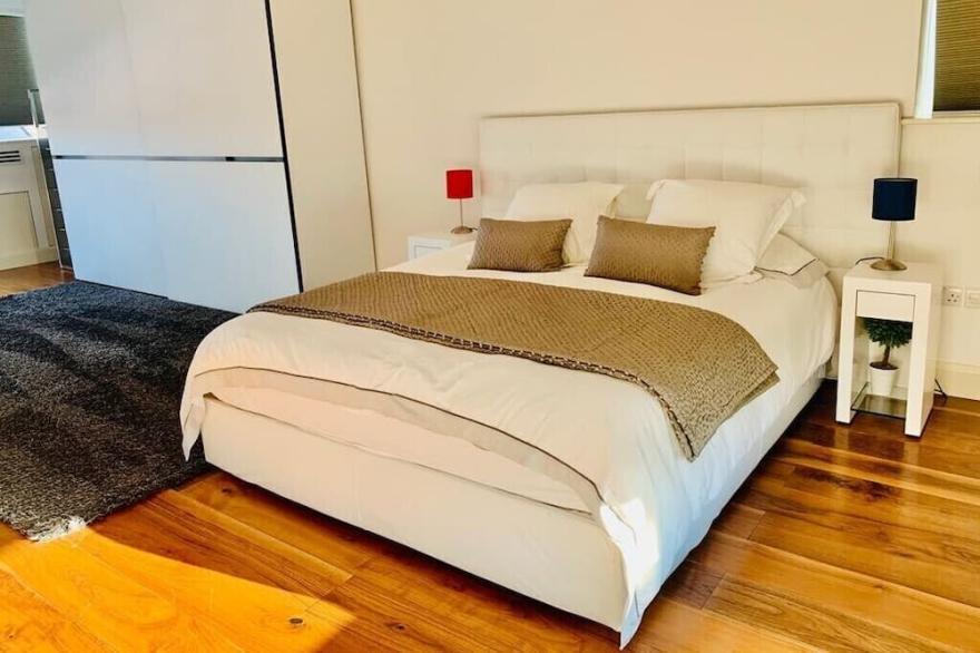 Wimbledon Modern Home Sleeps 8-10 with Air Conditioning & own parking