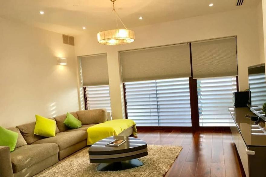 Wimbledon Modern Home Sleeps 8-10 with Air Conditioning & own parking