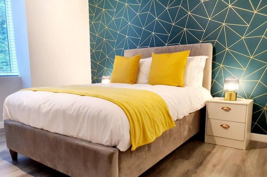 Town Centre 1 Bed, Close to the Beach with Parking