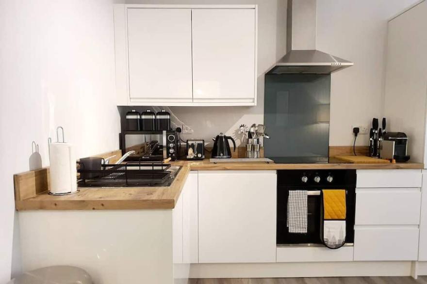 Town Centre 1 Bed, Close to the Beach with Parking
