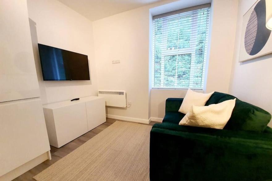 Town Centre 1 Bed, Close to the Beach with Parking