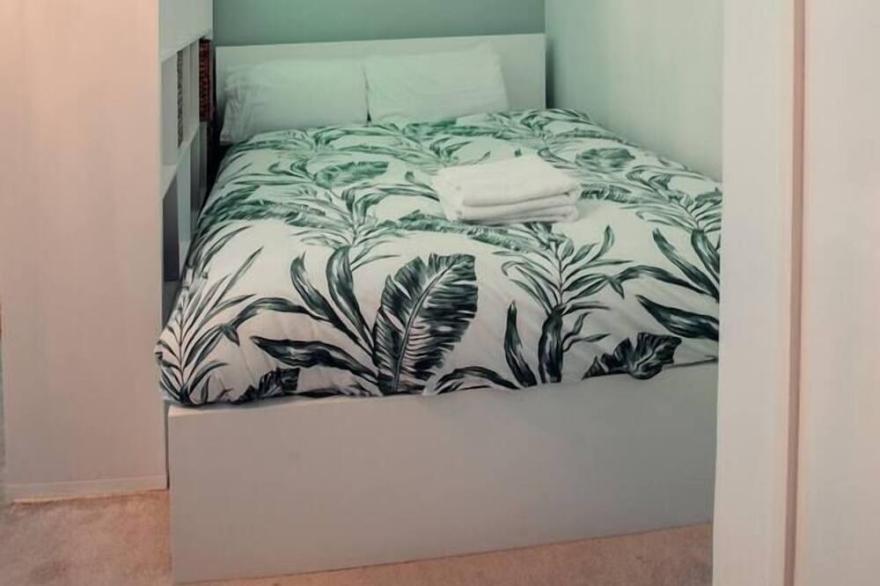 Bright & welcoming studio apt. Sleeps 4. Nr tube