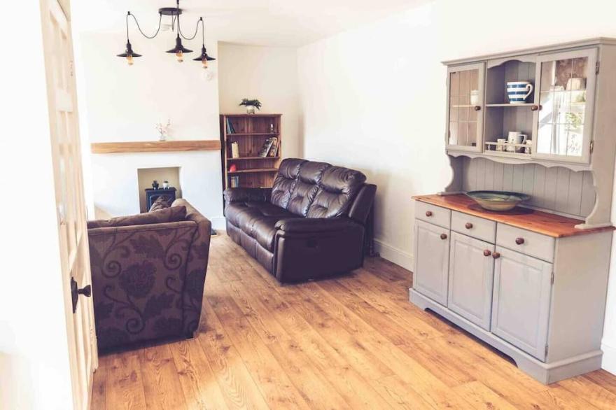 Beautiful 3-Bed Cottage in Plymouth ,country views