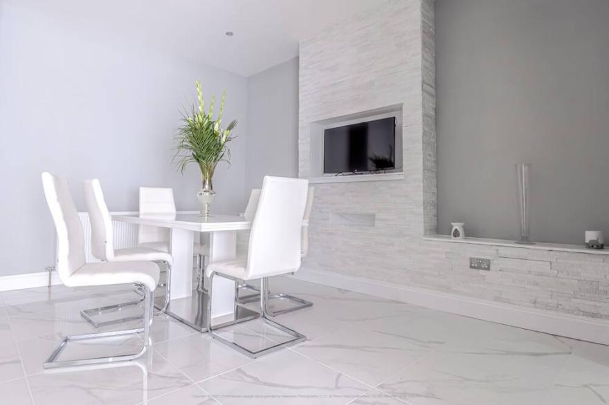 Beautiful modern open plan living with Hot Tub