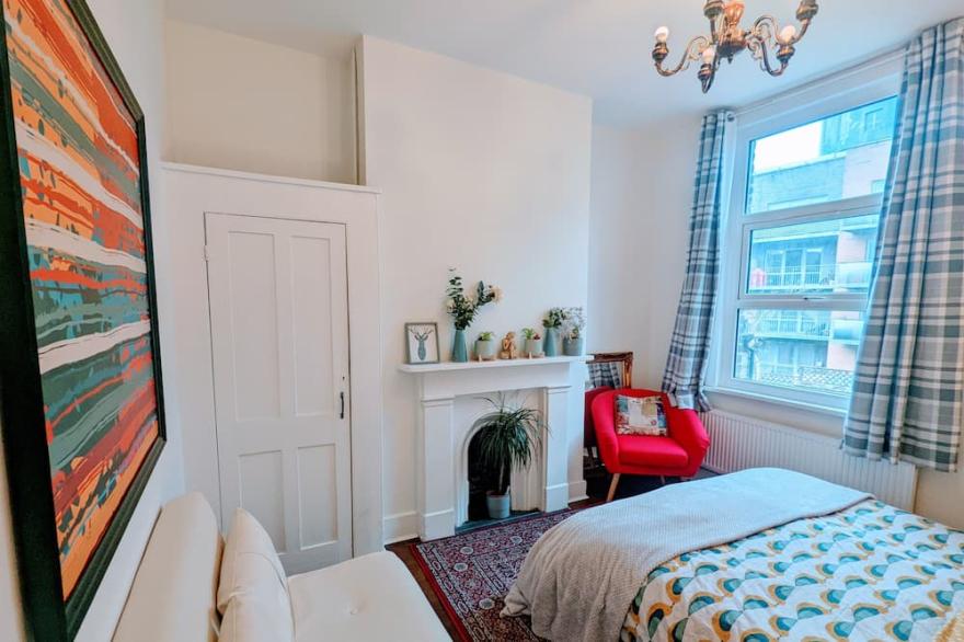 Luxury 4/5 bed 2 bath Victorian London home